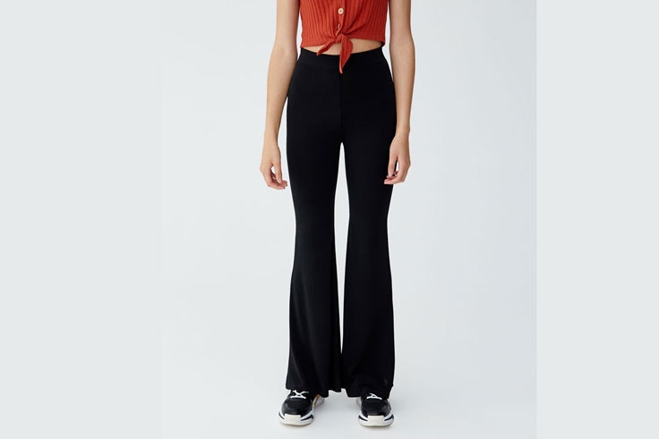pantalon-negro-campana-pull-and-bear