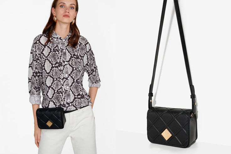 bolso-rinonera-negra-detalles-dorados-parfois-carlota-weber