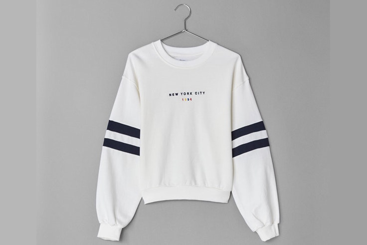 sudadera-blanca-rayas-bershka
