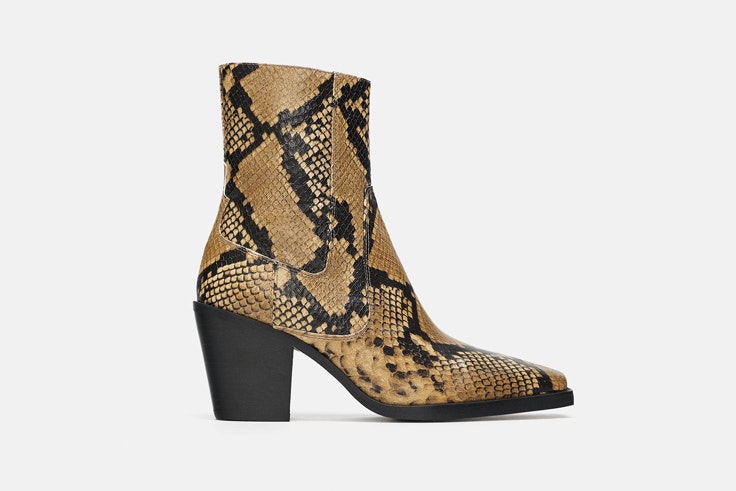 abrigos-de-invierno-botines-estampado-serpiente-tacon-negro-zara