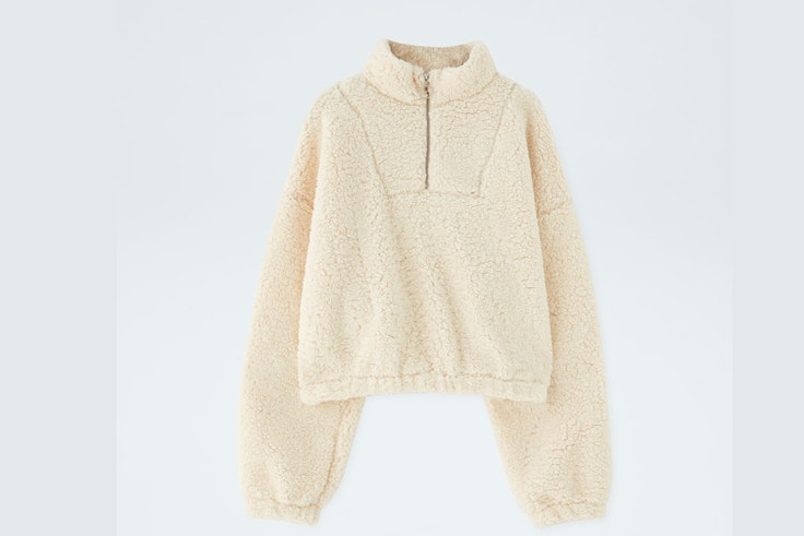 chaqueta-sudadera-borreguito-blanca-cremallera-pull-and-bear-rosalia