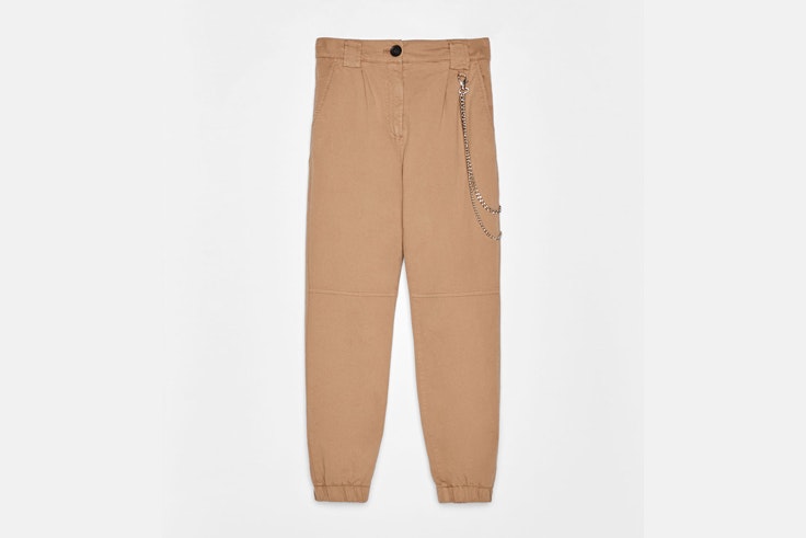 pantalon-beige-de-cargo-detalle-cadena-bershka