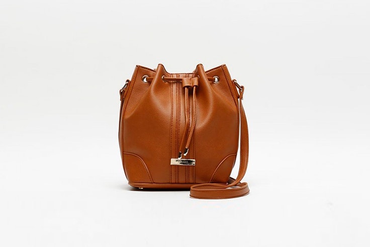 bolso-saco-bandolera-color-camel-misako