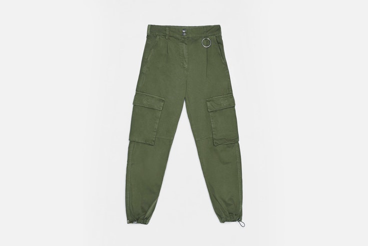 bartabac-look-casual-pantalon-cargo-top-blanco-bolso-mini-bershka