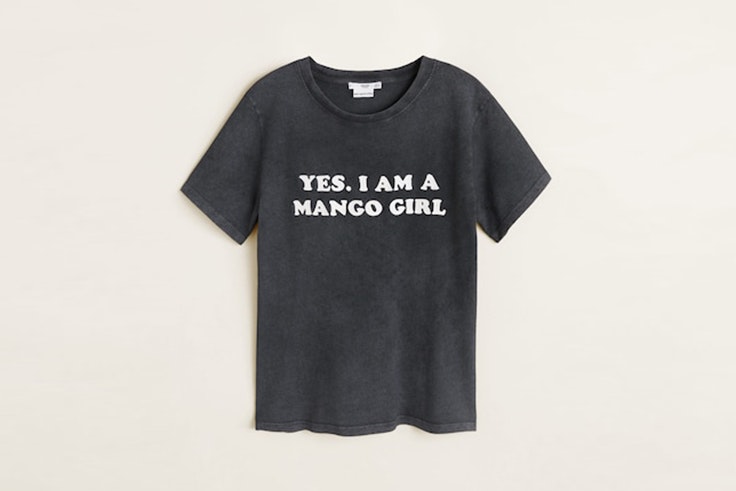camiseta manga corta gris con mensaje mango