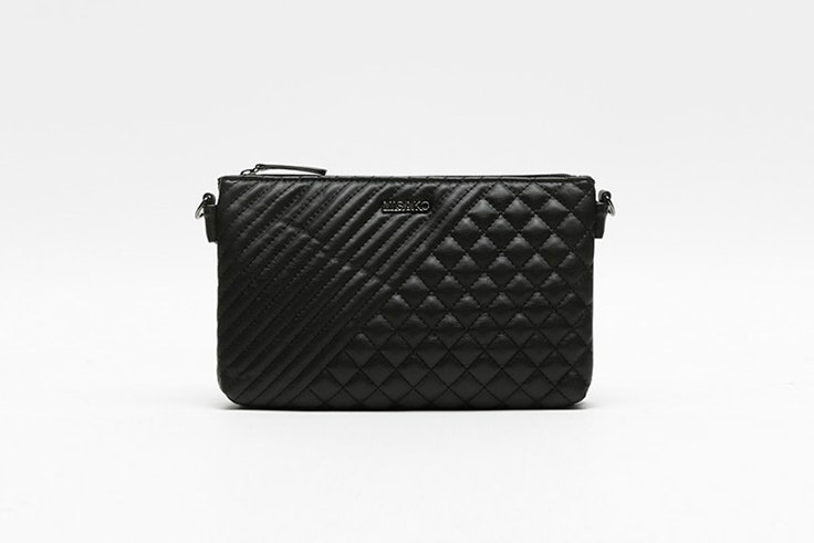 bolso negro sobre acolchado misako
