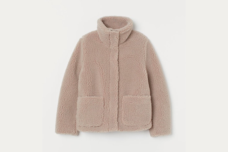 chaqueta borreguito color beige con cuello alto hm concious