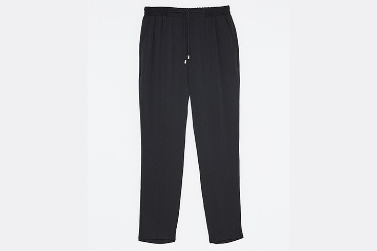 Pantalón negro recto fluido de Sfera