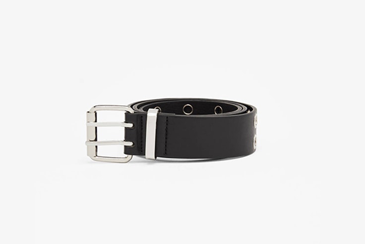 cinturon con eyelets metalicos de Bershka Olivia Frost