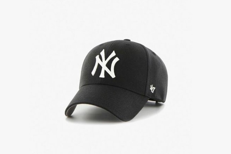 gorra negra yankees decimas Olivia Frost