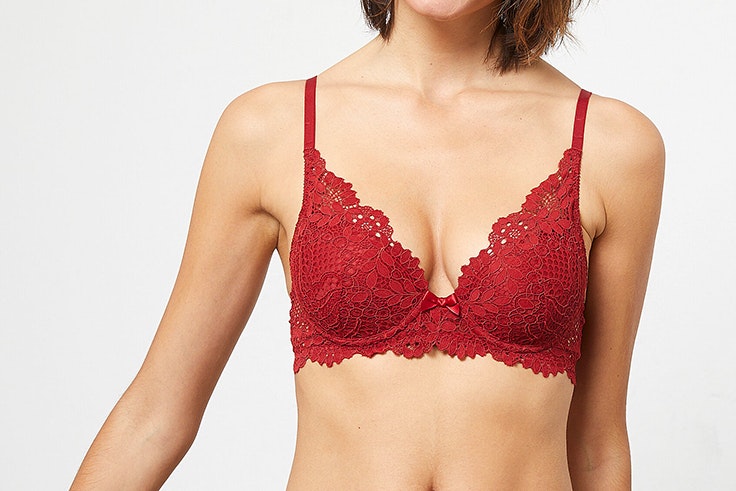 sujetador triangular con encaje floral de Etam lencería roja