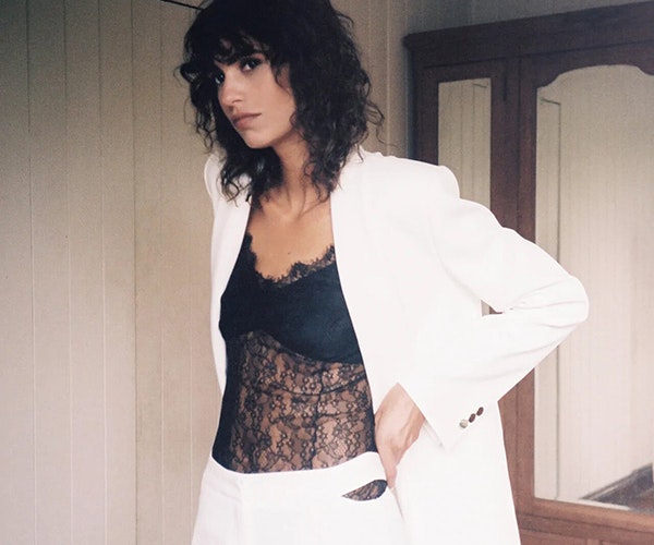 El blanco está de moda: trajes chaqueta