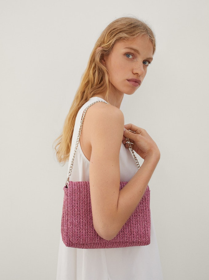 tendencias en bolsos que completarán tus mejores looks este verano Rafia de Parfois