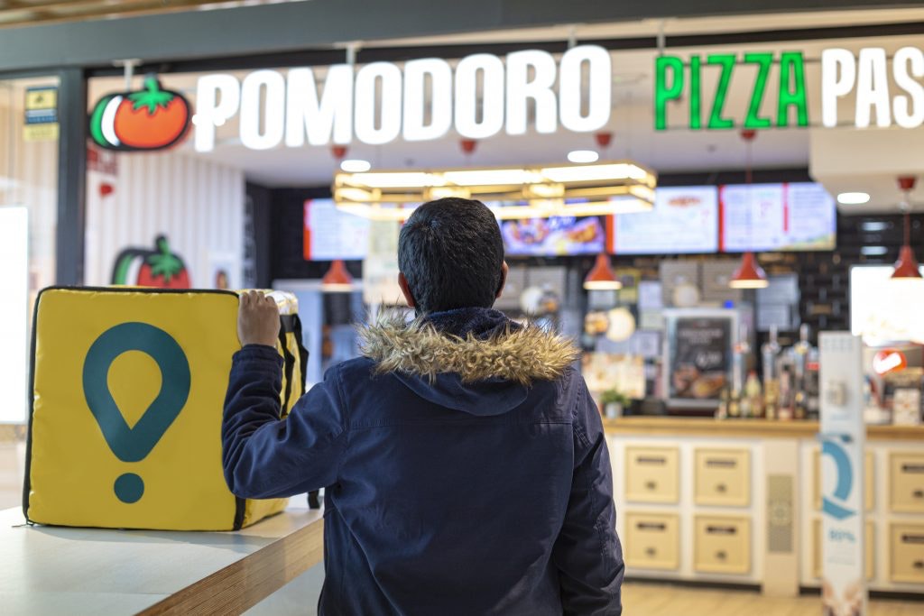 Un repartidor recoge el pedido en Pomodoro