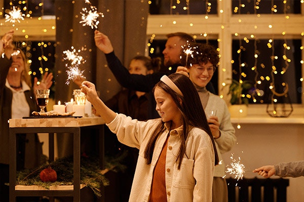 Llevamos días escuchando villancicos, disfrutando de la decoración y luces navideñas…pero hoy llega una de las noches más señaladas de la Navidad, la Nochebuena.