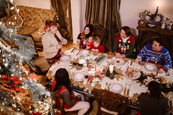 Llevamos días escuchando villancicos, disfrutando de la decoración y luces navideñas…pero hoy llega una de las noches más señaladas de la Navidad, la Nochebuena.