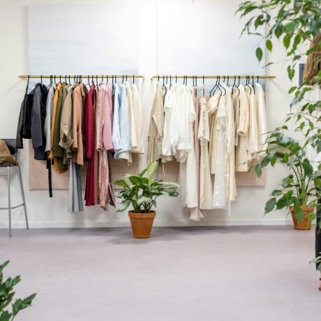 Cómo aprovechar las rebajas para comprar prendas clave que durarán todo el año